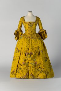 Sarı brokarlı açık bornoz ve kombinezon, c.1750 (ipek) by English School