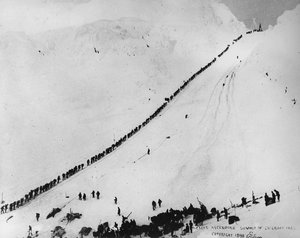 Packers, Murray Cromwell Morgan'ın 'One Man's Gold Rush: A Klondike Album' filminden Chilkoot Geçidi zirvesine tırmanıyor