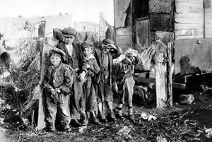 Bir grup sokak çocuğu, Paris, 1931