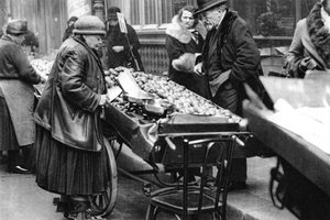Tipik bir meyve satıcısı, Paris, 1931. by Ernest Flammarion