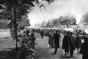 Etoile'den Bois de Boulogne'a giden Avenue Foch, Paris, 1931 by Ernest Flammarion
