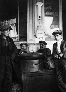 Kavrulmuş kestane sokak satıcıları, Paris, 1931.