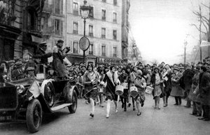 Midinettes yürüyüş maçı, Paris, St Catherines Day, 1931. by Ernest Flammarion