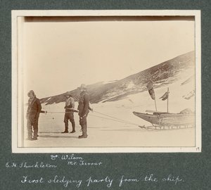 E H Shackleton, Dr Edward Wilson ve Bay Hartley Ferrar (Jeolog) kızakta koşum takımında. Sir Ernest Henry Shackleton