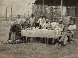 Boma, Demokratik Kongo Cumhuriyeti'ndeki İtalyan konsolosluğunda kölelik karşıtı toplum ziyafeti, L'Illustrazione Italiana'dan Giuseppe Corona'nın fotoğrafından Ernesto Mancastropa tarafından gravür, No 43, 26 Ekim