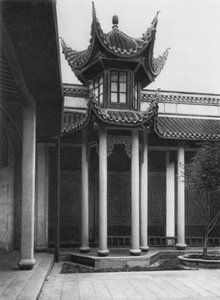 Changshafu, Chen kia tze tang, Hunan, Chen ailesinin atalarının tapınağı, Ana avludaki çan kulesi (b/w fotoğraf) by Ernst Boerschmann