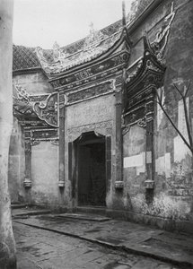 Chungkingfu, Szechuan, Sokaktaki ev kapısı, sırlı porselen ile süslenmiş (b/w fotoğraf) by Ernst Boerschmann