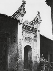 Hunan, Ev girişi (b/w fotoğraf) by Ernst Boerschmann