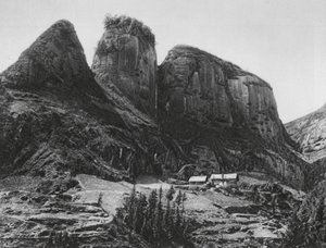 Ichangfu, Pi kia shan, Hupei, Ejderha Kral Mağara Tapınağı karşısındaki Fırça Tutucu Dağı (b/w fotoğraf) by Ernst Boerschmann