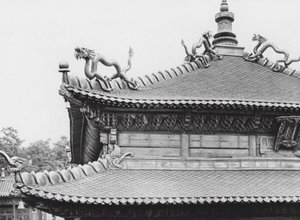 Jehol, Hingkung, Chihli, Yaldızlı bronz çatı (b/w fotoğraf) by Ernst Boerschmann