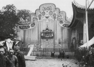 Kuangchou, Kuangtung, Tıp Tanrısı Tapınağı, Sokağa bakan üçgen (b/w fotoğraf) by Ernst Boerschmann