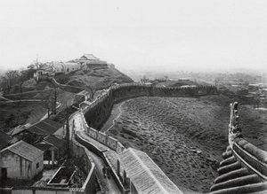 Kuangchou, Kuanyin shan, Kuangtung, Kasabanın kuzey duvarının kuzey kulesinden ve Kuanyin tepesinden görünüm (b/w fotoğraf) by Ernst Boerschmann