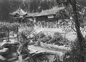 Miao tai tze, Shensi, Manastır Bahçesi (b/w fotoğraf) by Ernst Boerschmann