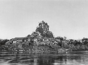 Shih pao chai, Wan yin shan, Szechuan, Yangtze kıyısındaki Köy ve Kutsal Kaya (b/w fotoğraf) by Ernst Boerschmann
