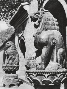 Taiyuanfu, Ta pei sze, Shansi, Tapınak girişindeki bronz aslanlar (b/w fotoğraf) by Ernst Boerschmann