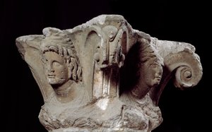 Etrüsk uygarlığı: Campanari a Vulci, İtalya mezarından dekore edilmiş sütun başlıkları. 4. yüzyıl sonu, MÖ 3. yüzyıl başı. Floransa, Museo Archeologico by Etruscan