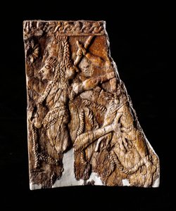 Etrüsk uygarlığı: Geryon temsilinin fildişi plaka dekoru - Montefortini tümülüsünden, Comeana, İtalya - MÖ 7. yüzyıl Dim 10x8,1 cm Floransa, Museo Archeologico, env 194662 by Etruscan