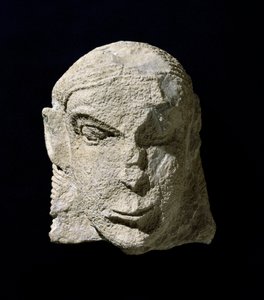 Etrüsk uygarlığı: kireçtaşı kadın başı. 650 M.Ö. Pietrera di Vetulonia tümülüsünden. Floransa, Museo Archeologico by Etruscan