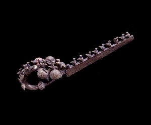 Etrüsk uygarlığı: Banditella nekropolünden gümüş ejderha fibule, Marsigliana d"Albegna, İtalya, MÖ 675-650 by Etruscan
