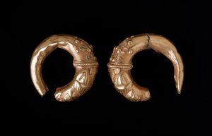 Altın küpeler, MÖ 450-400 by Etruscan