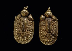 Etrüsk sanatı: altın küpeler Dim 6 cm Florence Museo Archeologico by Etruscan Etruscan