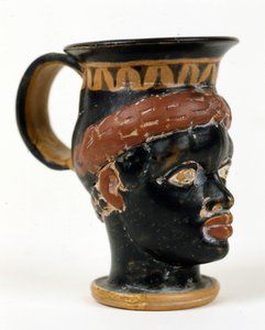 Siyah bir adamın kafası şeklinde Etrüsk vazosu. Museo Nazionale de Tarquinia.