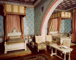 Eugene Viollet le Duc (1814-1879) ve Edmond Clement-Louis-Marie-Duthoit (1837-1889), Chateau Neuf, Chateau de Roquetaillade, Fransa tarafından mobilyalı pembe oda by Eugene and Duthoit Edmond Viollet Le Duc