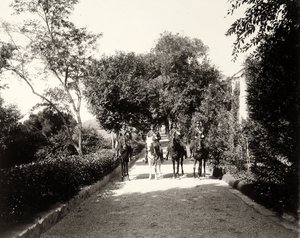 Lo Zucco, Sicilya, c.1900 çiftliğinde at sırtında bir grup üniformalı adam by Eugenio Interguglielmi