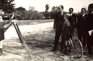 Mussolini oğluyla bir fotoğrafçı için poz veriyor (s/b fotoğraf) by Eugenio Risi