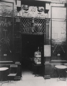 Au Réveil Matin, rue Amelot, 11. Bölge, Paris by Eugène Atget