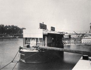 Sen Nehri üzerinde tekne by Eugène Atget