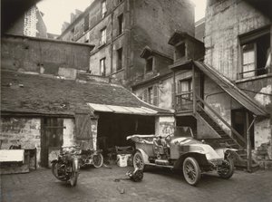 Avlu, rue de Valence by Eugène Atget