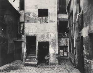 Avlu, 41 rue Broca, Paris, 5. Bölge, 1912 (albüm gümüş baskı) by Eugène Atget