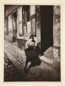 La Villette, halka açık kız nöbet tutuyor, 19. Nisan 1921 (La Villette, Bir Müşteriyi Bekleyen Streetwalker, 19. bölge, Nisan 1921) by Eugène Atget