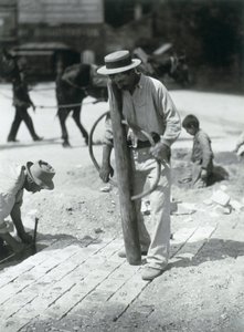 Street Finer, 1910 (jelatin gümüş baskı) by Eugène Atget