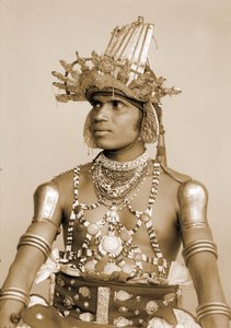 Kabartmalı gümüş miğferli bir Sri Lankalı Dansçının Portresi, 1890 dolayları by Eugène Trutat
