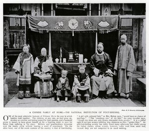 Evde Çinli bir aile, Ulusal Ayak Bağlama Kurumu (s/b fotoğraf) by European Photographer
