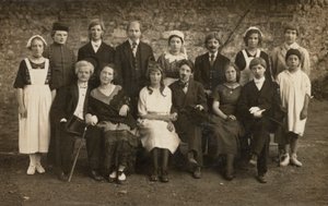 Kostümlü gençlerin grup portresi (s/b fotoğraf) by European Photographer