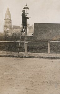 Sokak lambasını tamir eden bir adam (s/b fotoğraf) by European Photographer