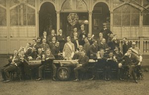 Bir grup erkeğin portresi, muhtemelen bir eskrim kulübü (s/b fotoğraf) by European Photographer