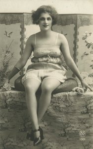 İç çamaşırlarıyla oturan bir kadının portresi (s/b fotoğraf)