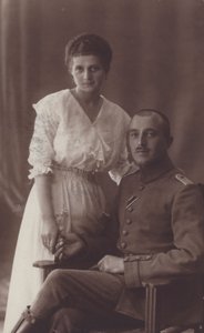 Bir asker ve karısının portresi (s/b fotoğraf) by European Photographer