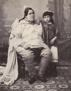 Tunuslu Yahudi kadın ve kızı (s/b fotoğraf) by European Photographer