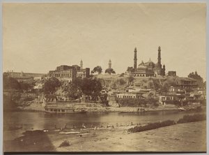 Taş Köprüden Alınan Muchee Bhawan Kalesi ve Gomti Nehri by Felice A. Beato
