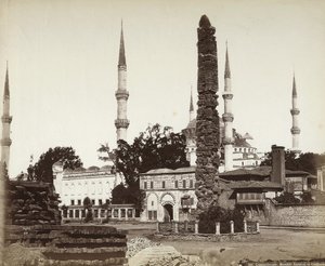Konstantinopolis'teki Amedieh Camii ve Dikilitaş by Félix Bonfils