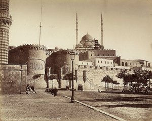 Kalenin Bab el-Azab Kapısı, arka planda Muhammed Ali Camii, Kahire, Mısır by Félix Bonfils