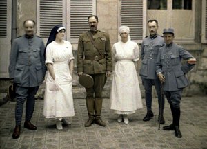 Saint-Paul Hastanesi önünde Fransız askeri doktorlar ve hemşireler, Soissons, Aisne, Fransa, 1917 (otokrom) by Fernand Cuville