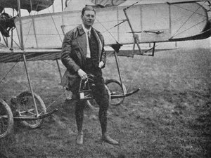 Zamanının diğer tüm pilotlarından daha farklı tiplerde uçan Bay Gordon Bell, 1913 1934 by Flight Photo