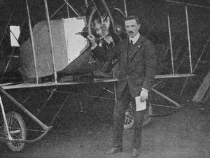 En iyi eğitmenlerden biri: Lewis WF Turner, bir Caudron eğitim çift kanatlı uçağının yanında duruyor, 1913 1934