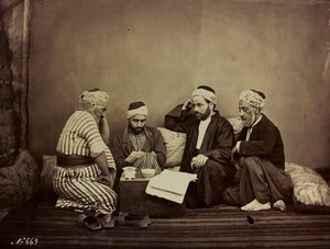 Damas et Baalbek albümü: Bir masanın etrafında oturan bir grup Suriyeli by Félix Bonfils